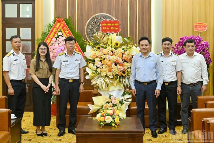 Đồng chí Phan Văn Hùng, Phó Tổng Biên tập Báo Nhân Dân tiếp đoàn Quân chủng hải quân do Đại tá Nguyễn Công Thắng, Phó Chủ nhiệm chính trị Quân chủng Hải quân làm Trưởng đoàn.