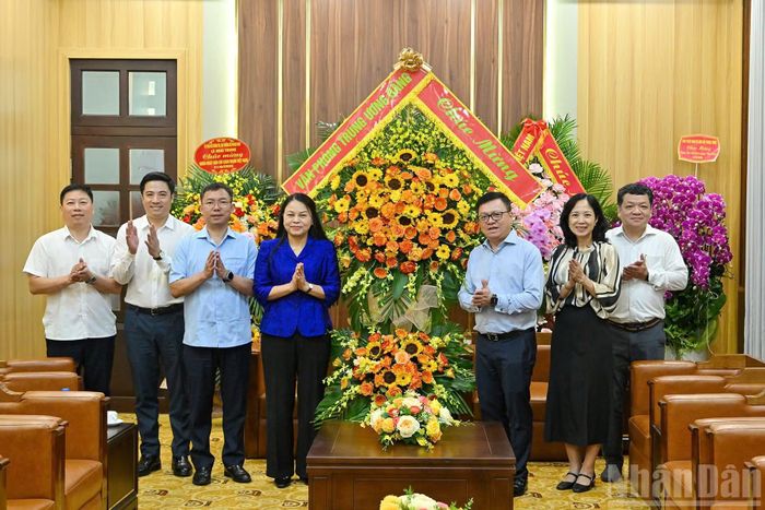 Đồng chí Lê Quốc Minh, Ủy viên Trung ương Đảng, Tổng Biên tập Báo Nhân Dân, Phó Trưởng ban Tuyên giáo và Dân vận Trung ương, Chủ tịch Hội Nhà báo Việt Nam tiếp đoàn công tác Văn phòng Trung ương Đảng do đồng chí Nguyễn Thị Thu Hà, Ủy viên Trung ương Đảng, Phó Chánh Văn phòng Thường trực Văn phòng Trung ương Đảng kiêm Bí thư Đảng ủy cơ quan làm Trưởng đoàn.