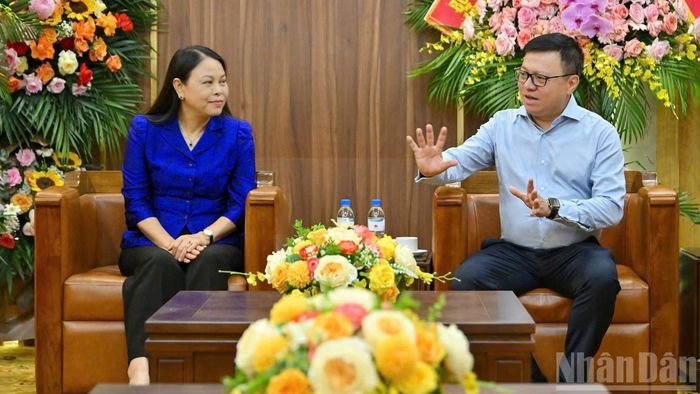 Đồng chí Lê Quốc Minh, Ủy viên Trung ương Đảng, Tổng Biên tập Báo Nhân Dân, Phó Trưởng ban Tuyên giáo và Dân vận Trung ương, Chủ tịch Hội Nhà báo Việt Nam tiếp đoàn công tác Văn phòng Trung ương Đảng do đồng chí Nguyễn Thị Thu Hà, Ủy viên Trung ương Đảng, Phó Chánh Văn phòng Thường trực Văn phòng Trung ương Đảng kiêm Bí thư Đảng ủy cơ quan làm Trưởng đoàn.