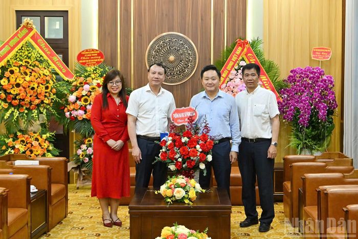 Đồng chí Phan Văn Hùng, Phó Tổng Biên tập Báo Nhân Dân tiếp đoàn Đại học Sư phạm Hà Nội do Phó Giáo sư, Tiến sĩ Nguyễn Đức Sơn làm Trưởng đoàn.