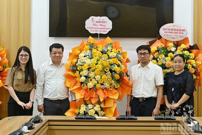 Đồng chí Phan Bằng Sơn, Phó Chánh văn phòng Báo Nhân Dân tiếp đoàn Bệnh viện E Hà Nội do Tiến sĩ, Bác sĩ Nguyễn Công Hựu, Bí thư Đảng ủy, Giám đốc Bệnh viện làm Trưởng đoàn.