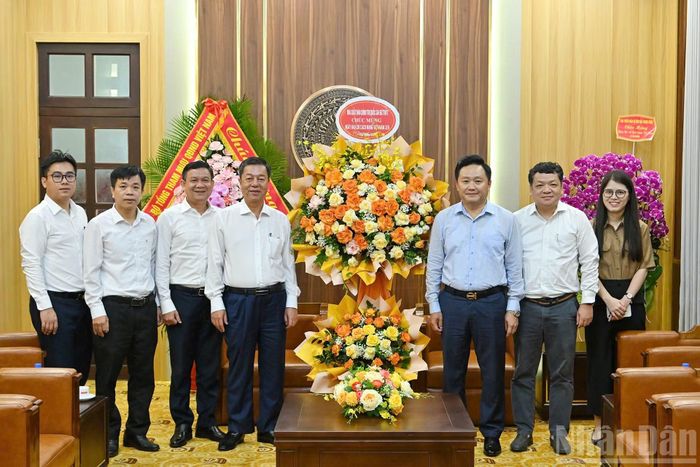 Đồng chí Phan Văn Hùng, Phó Tổng Biên tập Báo Nhân Dân tiếp đoàn Nhà xuất bản Chính trị Quốc gia Sự thật do Phó Giáo sư, Tiến sĩ Vũ Trọng Lâm, Giám đốc, Tổng Biên tập làm Trưởng đoàn.