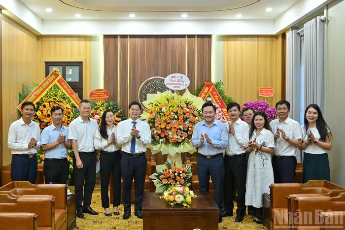 Đồng chí Phan Văn Hùng, Phó Tổng Biên tập Báo Nhân Dân tiếp đoàn công tác Bộ Y tế do đồng chí Vũ Mạnh Hà, Ủy viên dự khuyết Trung ương Đảng, Thứ trưởng Thường trực Y tế làm Trưởng đoàn. Cảm ơn sự đồng hành tích cực của Báo Nhân Dân với ngành y tế, Thứ trưởng Thường trực Vũ Mạnh Hà bày tỏ mong muốn hai bên tiếp tục phối hợp hiệu quả, đổi mới sáng tạo trong tuyên truyền về ngành y trong chuyển đổi số và phát triển bền vững.