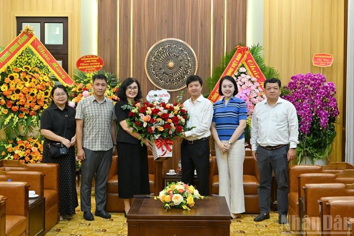 Đồng chí Tạ Quang Dũng, Trưởng Ban Văn hóa-Xã hội, Báo Nhân Dân tiếp đoàn Trường đại học Ngoại thương do Phó Giáo sư, Tiến sĩ Lê Thị Thu Thủy, Phó Bí thư Đảng ủy, Chủ tịch hội đồng khoa học và đào tạo trường làm Trưởng đoàn.
