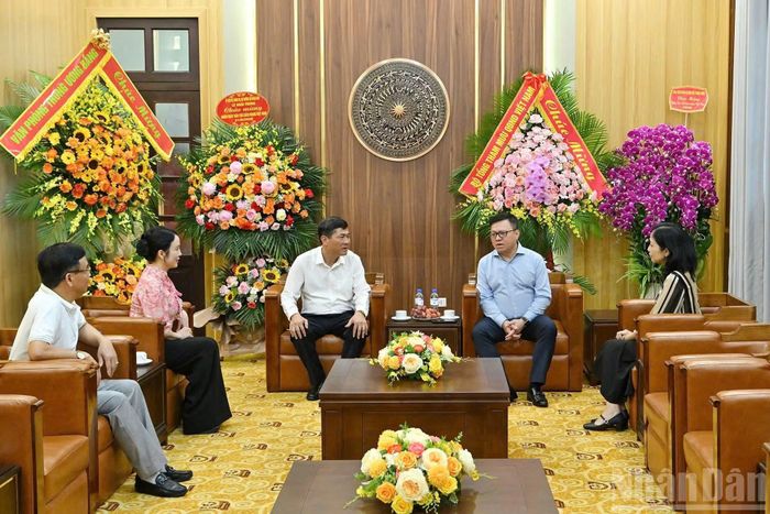 Tổng Biên tập Báo Nhân Dân Lê Quốc Minh tiếp đoàn công tác tỉnh Nghệ An do đồng chí Thái Văn Thành, Phó Chủ tịch Ủy ban nhân dân tỉnh làm Trưởng đoàn.
