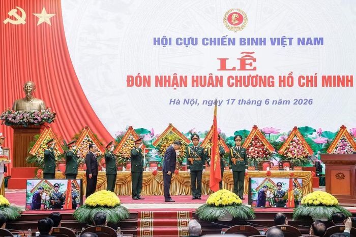 Tổng Bí thư, Chủ tịch nước Tô Lâm, Bí thư Quân ủy Trung ương thực hiện nghi thức trao Huân chương Hồ Chí Minh tặng Trung ương Hội Cựu chiến binh Việt Nam.