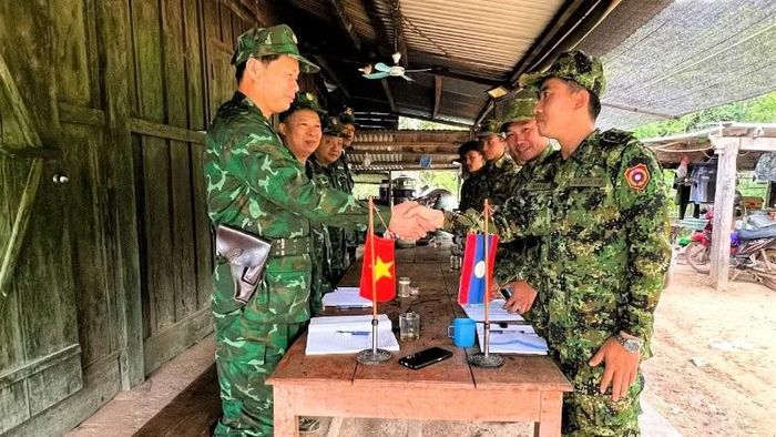 Hai bên tiến hành trao đổi thông tin sau khi kết thúc hoạt động tuần tra song phương trên thực địa.