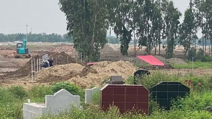 Khu vực các ngôi mộ bị xâm hại.