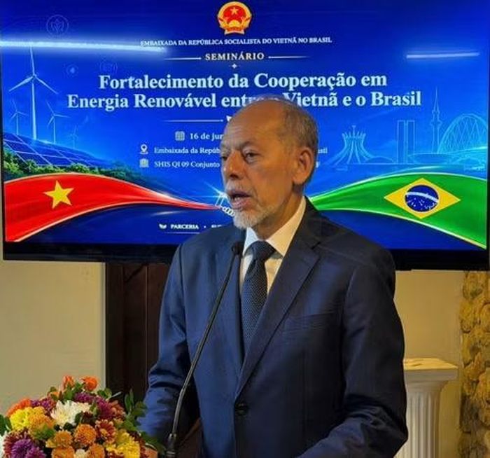 Ông Inácio Arruda, nguyên Thứ trưởng Khoa học, Công nghệ và Đổi mới Brazil, Hạ Nghị sĩ Liên bang (bang Cerea, Brazil) chia sẻ tại hội thảo. (Ảnh do Đại sứ quán Việt Nam tại Brazil cung cấp)