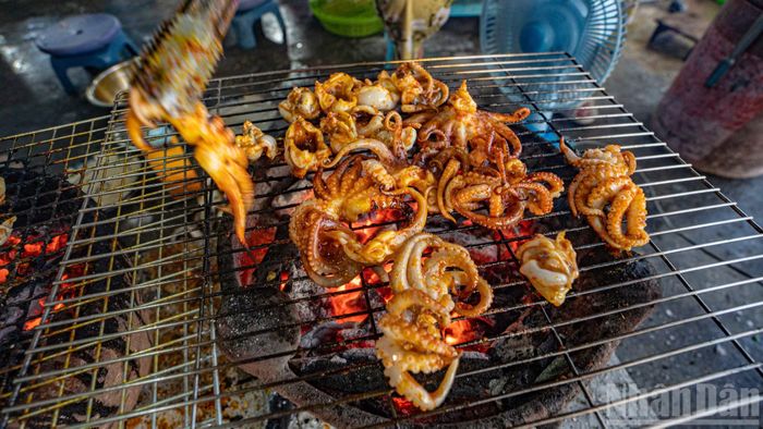 Những món ăn được chế biến hấp dẫn tại biển Cổ Thạch.