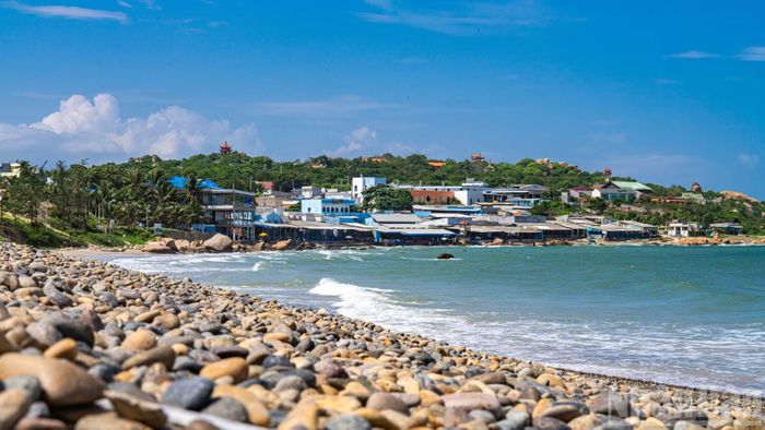 Điểm nhấn làm nên "thương hiệu" của vùng biển này chính là bãi đá cuội 7 màu - kiệt tác địa chất hiếm có.