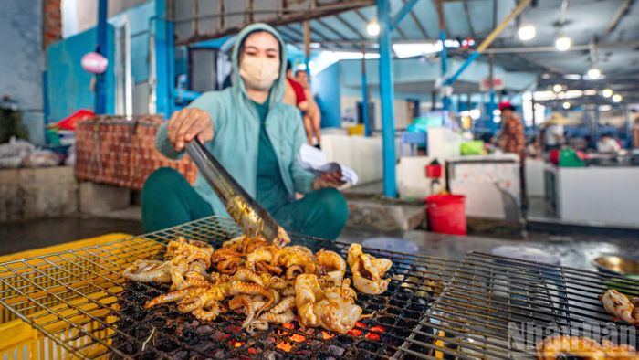 Những món ăn được chế biến hấp dẫn tại biển Cổ Thạch.