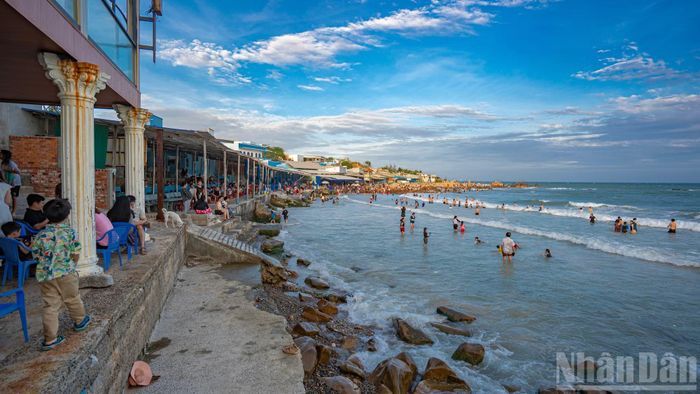 Bên cạnh đó, làng chài nằm sát bờ biển cũng đã chuyển mình trở thành những nhà hàng độc đáo, phục vụ nhiều món ẩm thực, hải sản tươi ngon.