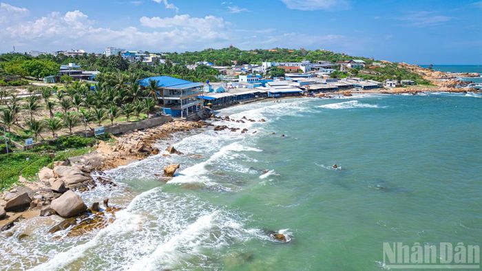 Thời gian gần đây, bãi biển này đã trở thành điểm đến ưa thích của nhiều du khách và nhân dân vùng lân cận.