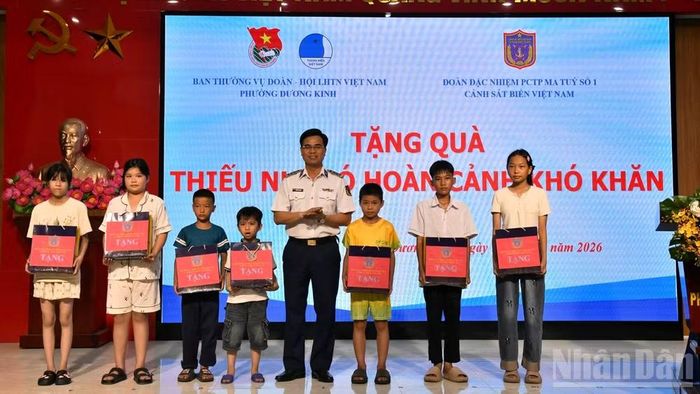 Chỉ huy Đoàn Đặc nhiệm Phòng chống tội phạm ma túy số 1 trao quà, tặng học sinh có hoàn cảnh khó khăn.