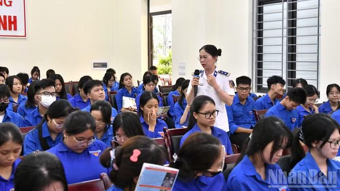Báo cáo viên trao đổi về tác hại của ma túy.