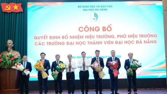 Lãnh đạo thành phố Đà Nẵng tặng hoa chúc mừng hiệu trưởng 6 trường thành viên của Đại học Đà Nẵng được bổ nhiệm lại.