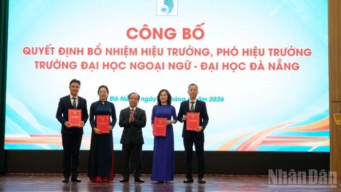 Phó Giáo sư, Tiến sĩ Nguyễn Ngọc Vũ trao quyết định bổ nhiệm Ban Giám hiệu Trường đại học Ngoại ngữ.