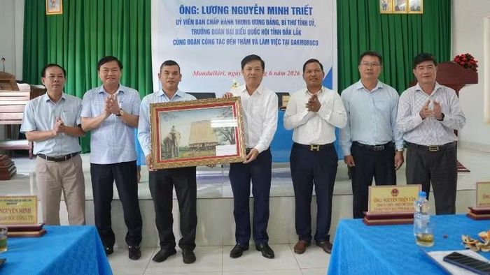 Bí thư Tỉnh ủy Đắk Lắk Lương Nguyễn Minh Triết tặng quà lưu niệm cho Công ty trách nhiệm hữu hạn phát triển Cao-su Đắk Lắk-Mondulkiri.