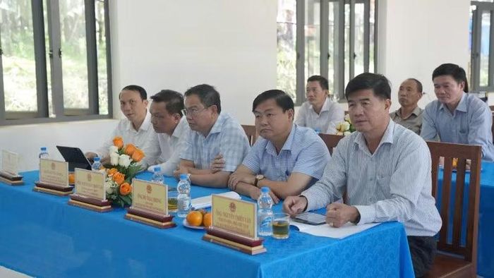Các đồng chí trong đoàn công tác của tỉnh Đắk Lắk tại buổi làm việc với Công ty trách nhiệm hữu hạn phát triển Cao-su Đắk Lắk-Mondulkiri (Dakmoruco) tại tỉnh Mondulkiri.