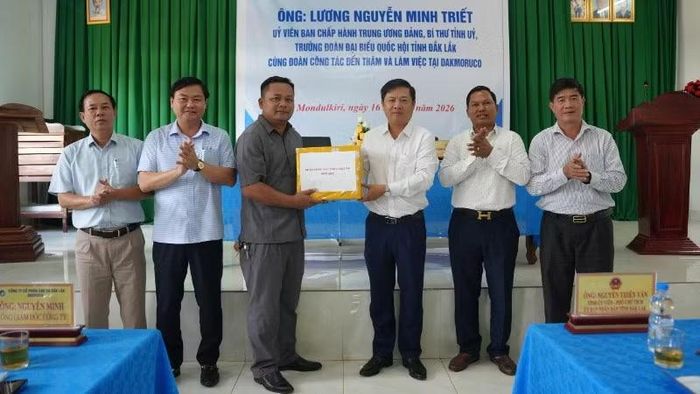 Bí thư Tỉnh ủy Đắk Lắk Lương Nguyễn Minh Triết tặng quà lưu niệm cho Công ty trách nhiệm hữu hạn phát triển Cao-su Đắk Lắk-Mondulkiri.