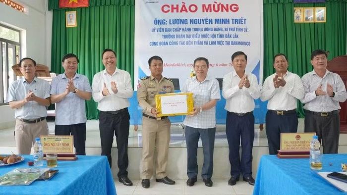 Thiếu tướng Phan Thanh Tám, Giám đốc Công an tỉnh Đắk Lắk tặng quà cho Công an huyện Pechr Chenda (tỉnh Mondulkiri).