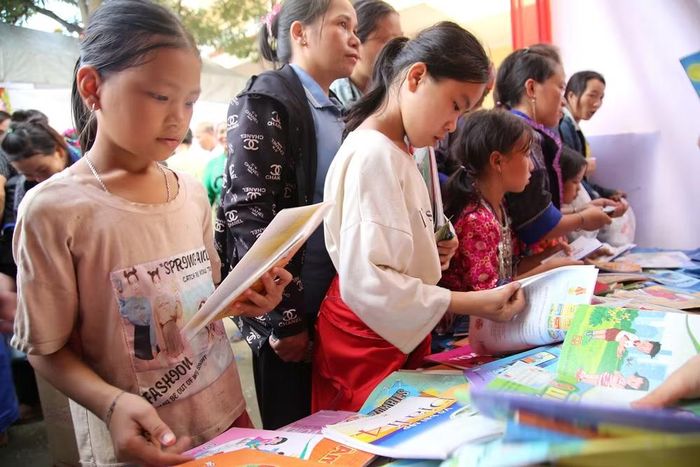 Các em nhỏ tham gia “Phiên chợ 0 đồng” diễn ra vào tháng 9/2023 tại xã Cao Phạ, huyện Mù Cang Chải (cũ), tỉnh Yên Bái (trước đây). (Ảnh BTC)