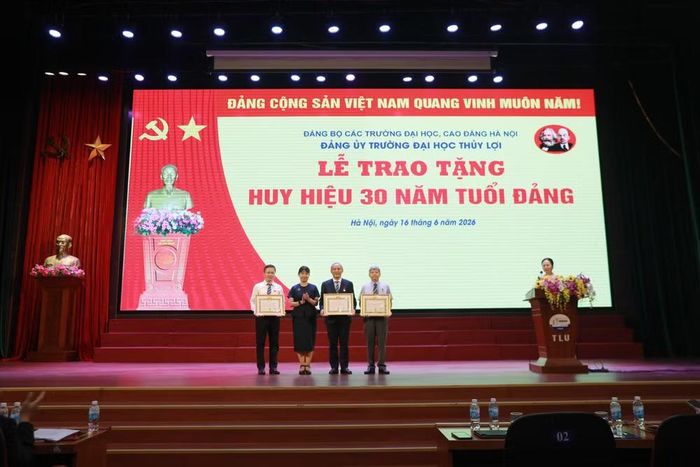 Các đồng chí nhận Huy hiệu 30 năm tuổi Đảng.
