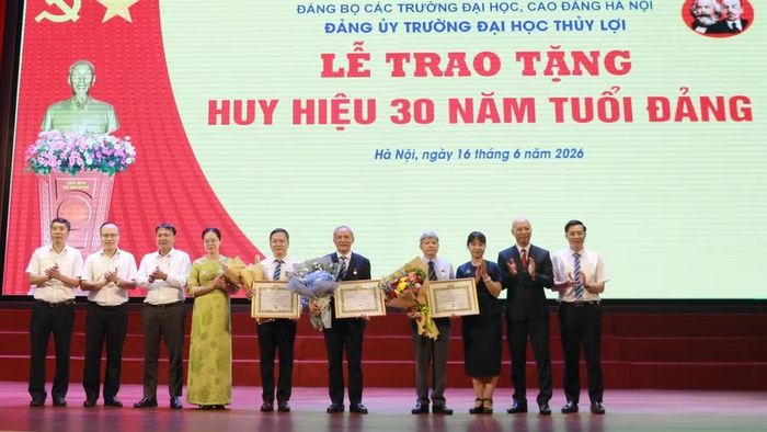 Đảng ủy các trường đại học, cao đẳng Hà Nội chúc mừng các đồng chí được trao Huy hiệu 30 năm tuổi Đảng.