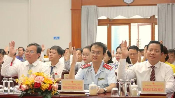 Đại biểu Hội đồng nhân dân tỉnh Tây Ninh khóa XI biểu quyết tán thành chủ trương thành lập 9 phường.