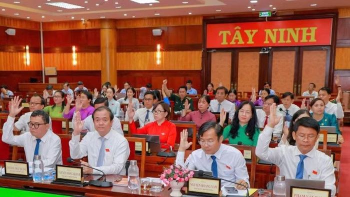 Đại biểu Hội đồng nhân dân tỉnh Tây Ninh khóa XI biểu quyết các nghị quyết quan trọng nhằm thúc đẩy phát triển kinh tế-xã hội.