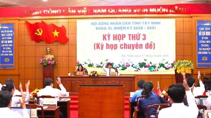 Đại biểu Hội đồng nhân dân tỉnh Tây Ninh khóa XI biểu quyết các nghị quyết quan trọng nhằm thúc đẩy phát triển kinh tế-xã hội.