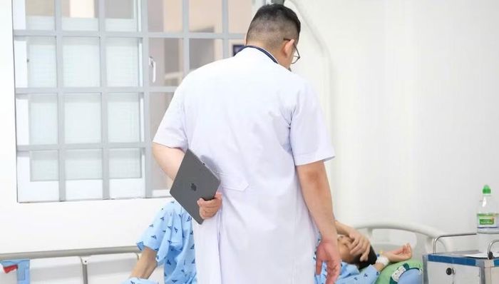 Bác sĩ Bệnh viện Đa khoa Tây Ninh thăm khám cho bệnh nhân ăn nấm bị ngộ độc được cấp cứu vào khoảng 0 giờ ngày 16/6/2026.