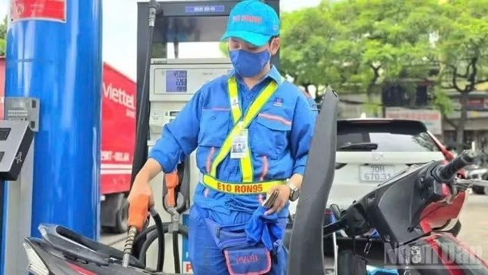 Xăng E10 đang được triển khai phân phối rộng rãi trên cả nước theo lộ trình của Chính phủ. (Ảnh: BÁO NHÂN DÂN)