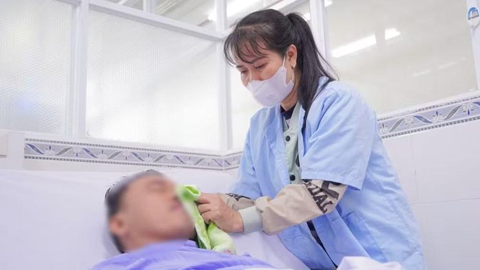 Chị B. chăm sóc anh H. đang điều trị tại Bệnh viện Nhân dân Gia Định cơ sở 2.