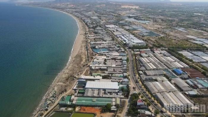 Nhiều địa phương dọc dải ven biển trên địa bàn tỉnh Khánh Hòa nằm trong khu vực nước trồi, nơi giao thoa của các dòng hải lưu nóng và lạnh, tạo nguồn nước biển ổn định, giàu dinh dưỡng, rất phù hợp cho sản xuất giống thủy sản chất lượng cao.
