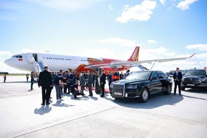 Việc người đứng đầu Chính phủ đồng hành cùng người dân trên chuyến bay thương mại đã để lại hình ảnh giản dị, gần gũi và thân thiện.