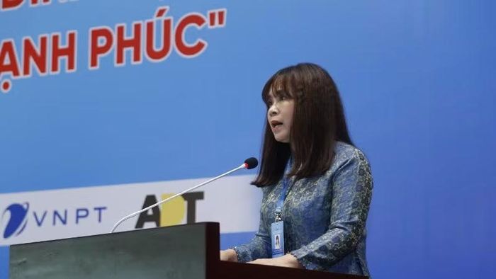 Bà Ninh Thị Thu Hương, Cục trưởng Cục Văn hóa cơ sở, Gia đình và Thư viện, Bộ Văn hóa, Thể thao và Du lịch phát biểu tham luận.