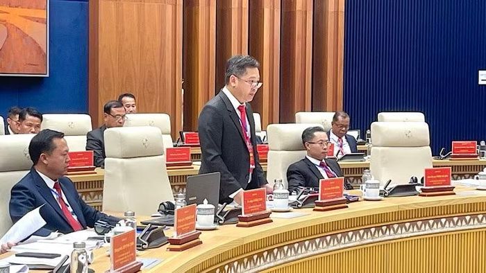 Đại biểu Lào trình bày tham luận tại hội nghị.