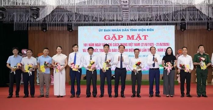 Các đồng chí lãnh đạo Hội đồng nhân dân, Ủy ban nhân dân tỉnh Điện Biên tặng hoa, chúc mừng các phóng viên, đại diện các cơ quan báo chí Trung ương, địa phương trên địa bàn.