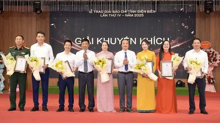 Đồng chí Nguyễn Ngọc Sơn, Phó Trưởng Ban Tuyên giáo và Dân vận Tỉnh ủy Điện Biên cùng đồng chí Phạm Ngọc Hân, Chủ tịch Hội Nhà báo tỉnh trao giải tặng các tác giả, nhóm tác giả có tác phẩm xuất sắc dự giải Báo chí tỉnh Điện Biên lần thứ 4.