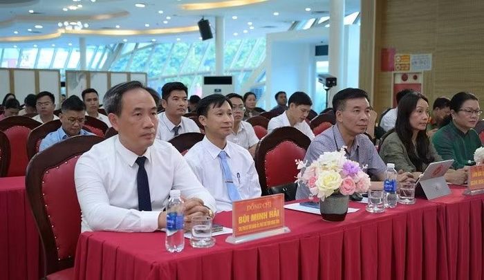 Đồng chí Bùi Minh Hải (đầu tiên từ trái sang), Phó Chủ tịch Hội đồng nhân dân tỉnh Điện Biên cùng lãnh đạo các sở, ngành dự buổi gặp mặt, chúc mừng nhân Ngày Báo chí cách mạng Việt Nam.