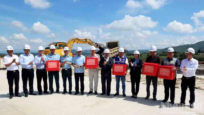 Bí thư Tỉnh ủy Lâm Đồng Y Thanh Hà Niê Kđăm trao quà tặng các đơn vị thi công.