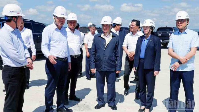 Bí thư Tỉnh ủy Lâm Đồng Y Thanh Hà Niê Kđăm (giữa) cùng Đoàn công tác thực tế công trường và nghe đại diện ACV báo cáo tiến độ dự án.