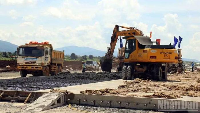 Đơn vị thi công tập trung nhân lực, máy móc, thiết bị để thi công hoàn thành các hạng mục theo đúng tiến độ.