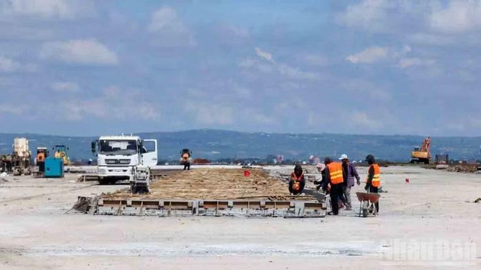 Trên công trường dự án “Sửa chữa đường cất hạ cánh, đường lăn Cảng hàng không quốc tế Liên Khương”.