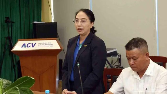 Bà Nguyễn Thị Hồng Phượng, Ủy viên Thường vụ, Thành viên Hội đồng quản trị Tổng Công ty Hàng không Việt Nam thông tin tại buổi làm việc.