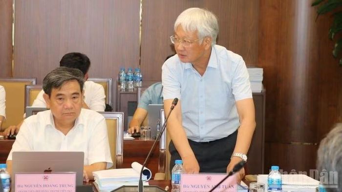 Tiến sĩ Nguyễn Anh Tuấn, thành viên Hội đồng thành viên TKV đóng góp ý kiến vào báo cáo nghiên cứu khả thi.