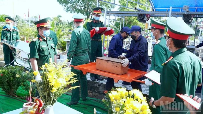 Lực lượng chức năng Cà Mau bốc dỡ các lớp đất sâu để khai quật hài cốt liệt sĩ chưa xác định danh tính để phục vụ công tác giám định ADN.