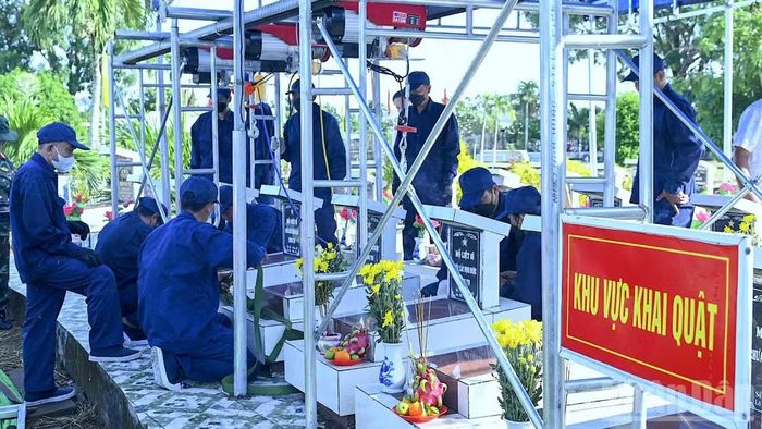 Một khu vực khai quật hài cốt tại Nghĩa trang Liệt sĩ xã Trần Văn Thời được triển khai lấy mẫu trong ngày 17/6.